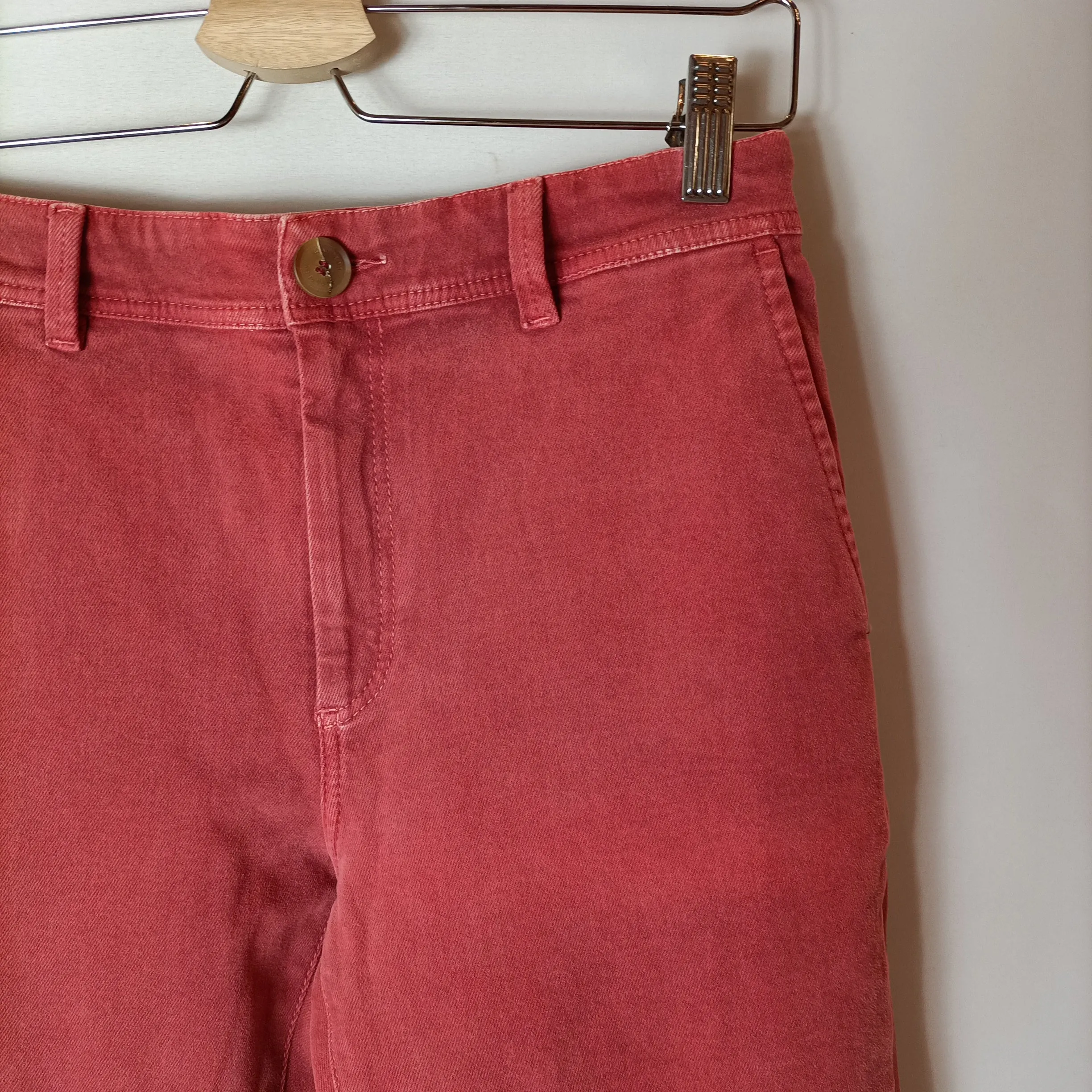 AMATLAN. Pantalón rojo efecto desgastado. T 36
