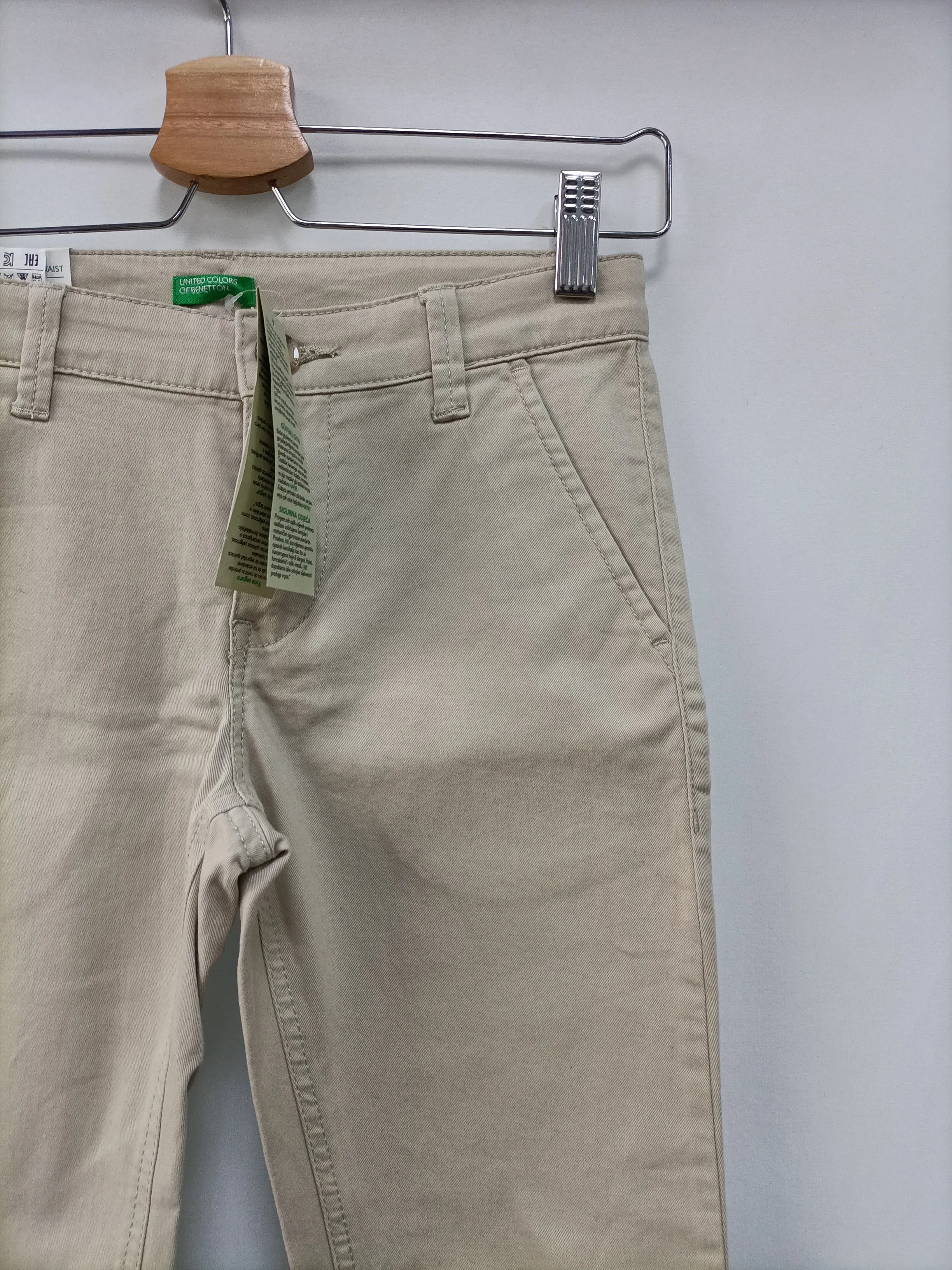 BENETTON. Pantalón beige chino T.7-8 años