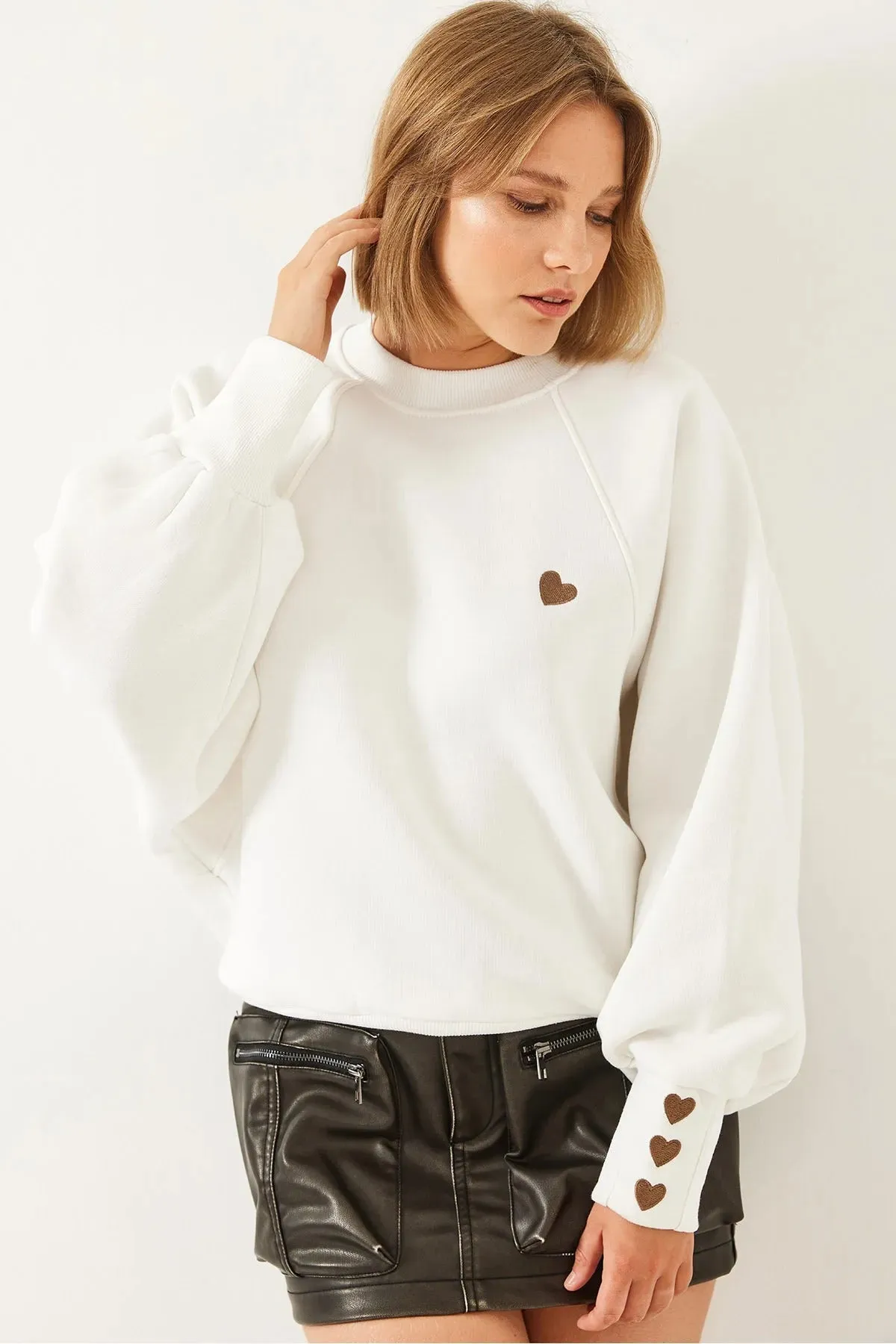 Women's Crew Neck Heart Embroidered Three-Ply Brushed Sweatshirt