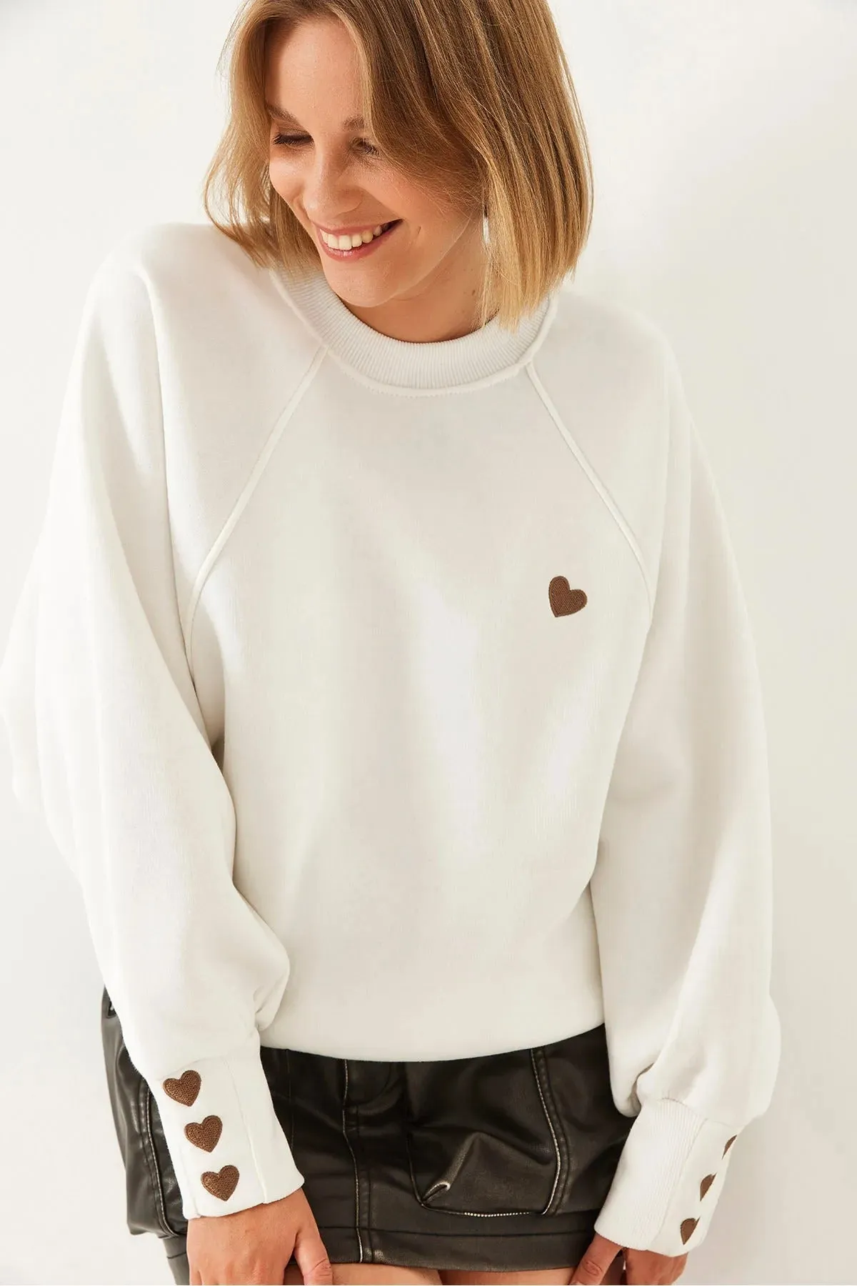 Women's Crew Neck Heart Embroidered Three-Ply Brushed Sweatshirt