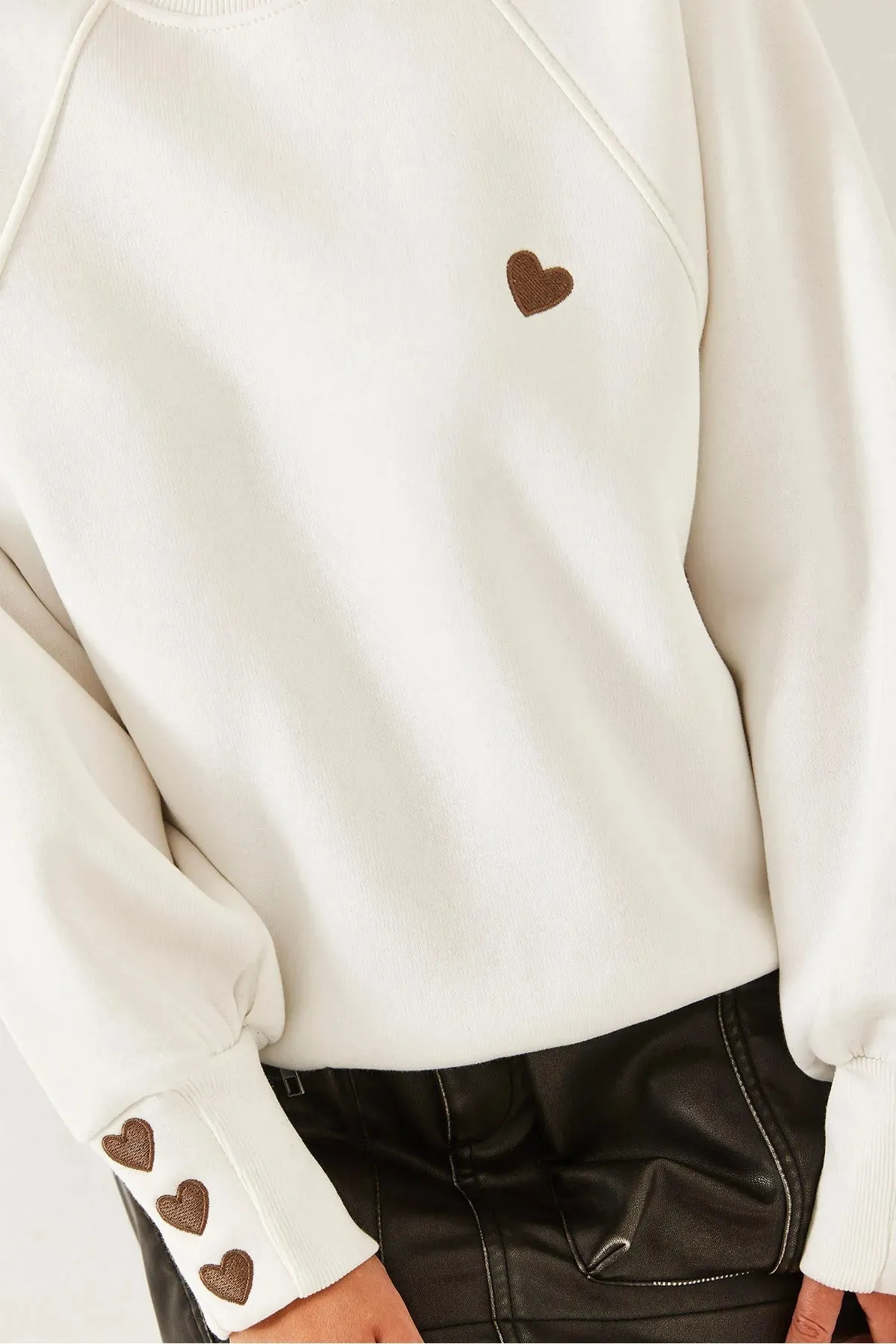 Women's Crew Neck Heart Embroidered Three-Ply Brushed Sweatshirt